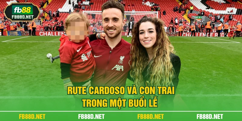 Rute Cardoso và con trai trong một buổi lễ
